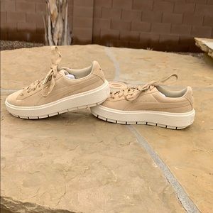 NWOT women’s size 8 Puma suede platforms.